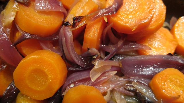 Ovnbagte gulerødder og rødløg med appelsinmarinade