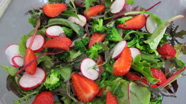 Salat med broccoli og jordbær