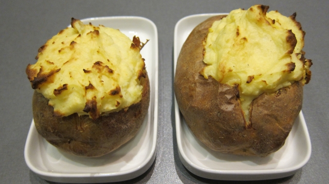 Bagt kartoffel med pikantost