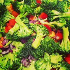 Broccolisalat med rød peber og hvidløg