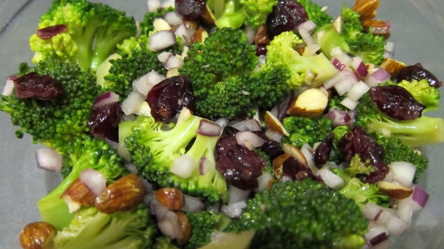 Broccolisalat med mandler og tranebær