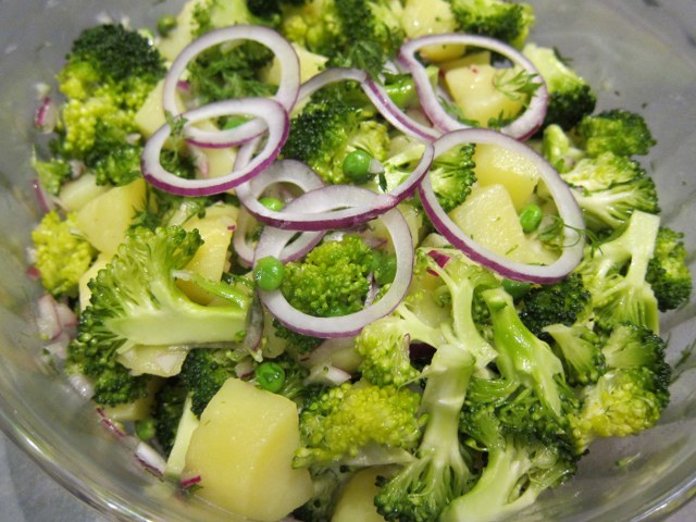 Kold kartoffelsalat med broccoli og ærter