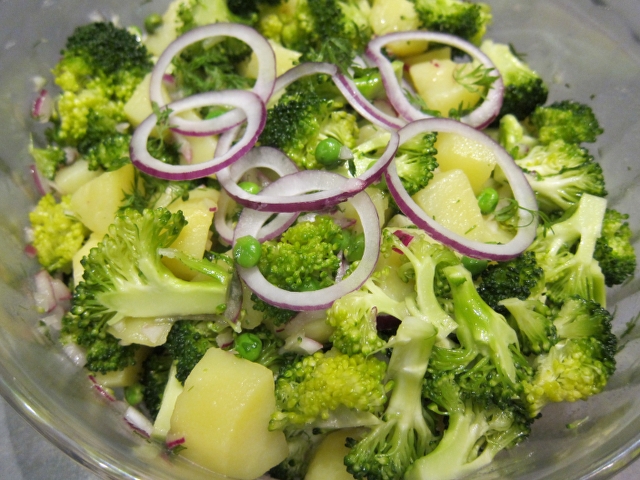 kold kartoffelsalat med broccoli og aerter