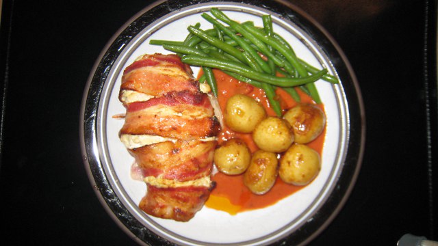 Kyllingefilet i ovn med pikant flødeost og bacon