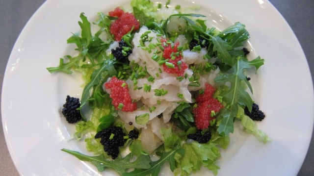Letsaltet torsk på salatbund med kaviar og citronolie