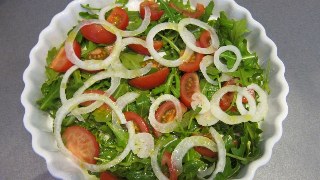 Rucola salat med cherrytomater
